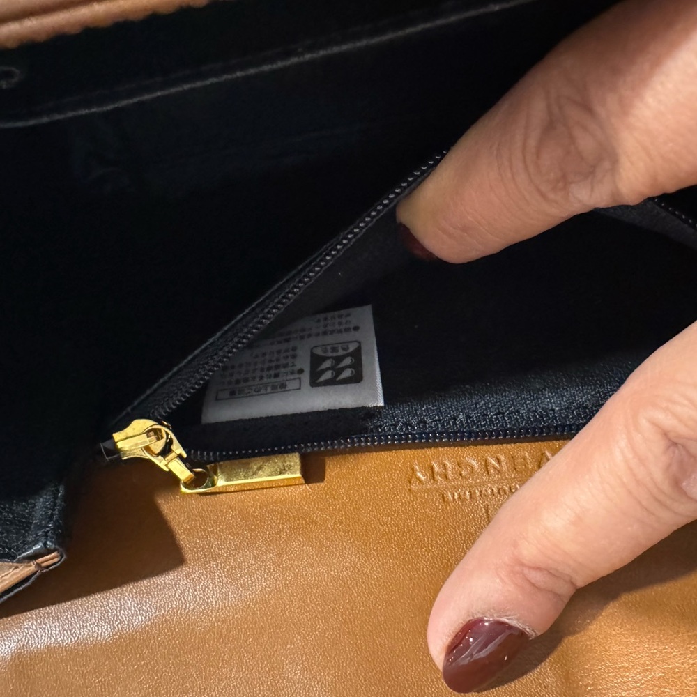Gift for live show Brown Leather Handbag with Embossed Detail - Picture 3 of 4